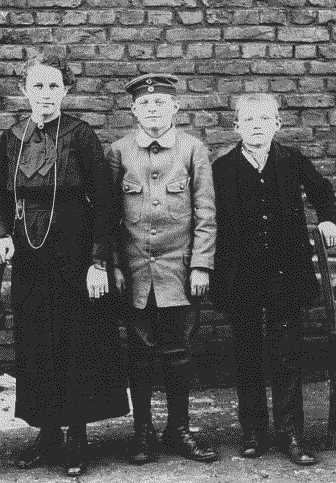 Junge in Jugendwehruniform 1914